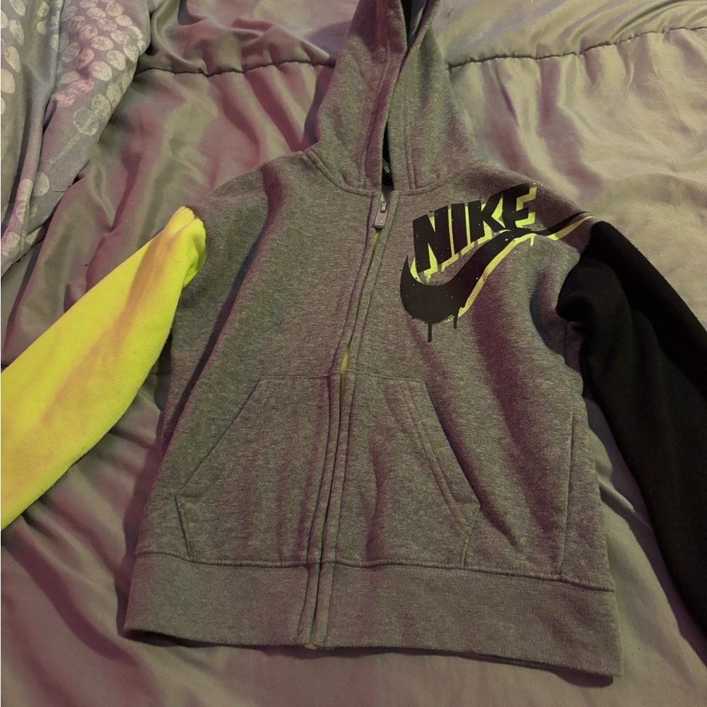 Boys Gray nike jacket with Black and Yellow Accents in size XS(4)